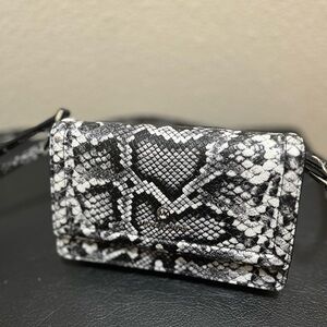 •MICHAEL KORS• Jet Set Charm Small Phone Crossbody Black White Grey Card Slots
